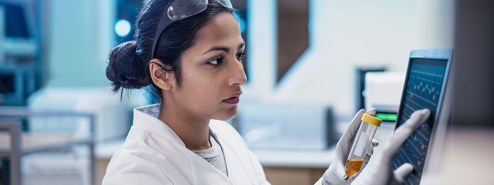 Woman working in a a lab. 